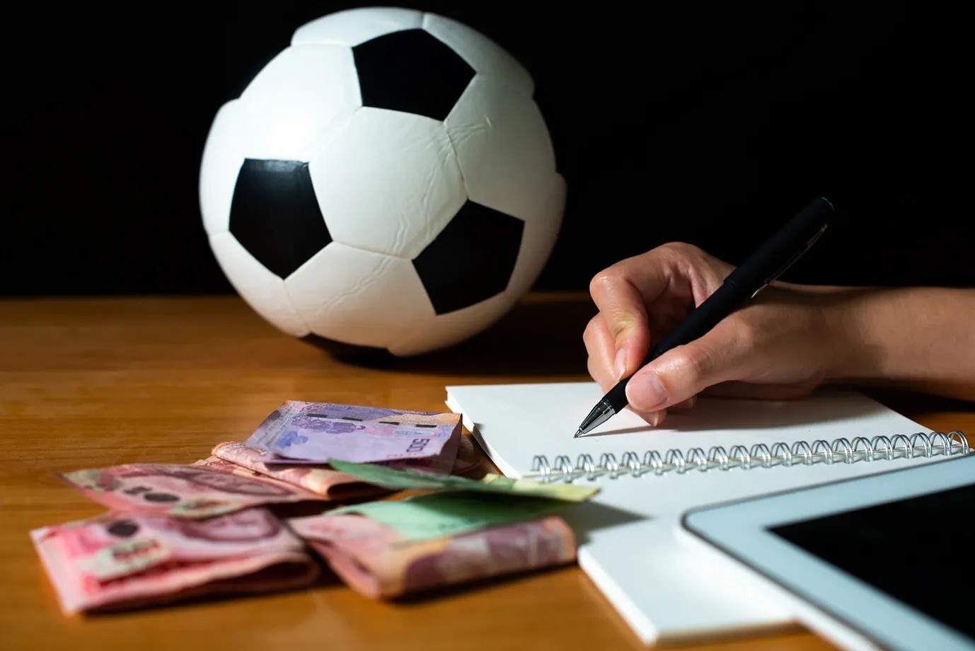 Apostas esportivas, estratégias, ganhos, mercado, pesquisa, análise, equipes, jogadores, desempenho, lesões, confrontos diretos, estatísticas, tendências, gerenciamento de banca, orçamento, controle emocional, diversificação, mercados, tipos de apostas, riscos, promoções, bônus, acompanhamento, ajustes.